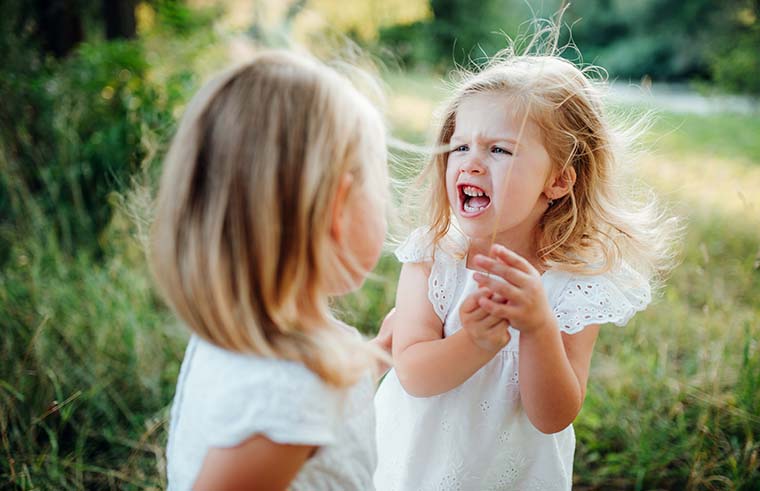 Comment gérer la jalousie entre frères et sœurs : conseils pratiques pour les parents