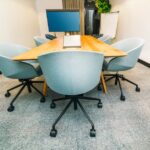 Pourquoi les chaises de bureau ont 5 pieds ? Histoire et Ergonomie