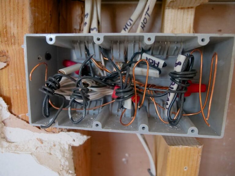 Comprendre la Mise à la Terre Électrique : Mythes, Réalités et Sécurité