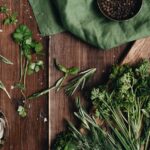 Maîtrisez les Herbes Aromatiques en Cuisine : Guide Complet pour Révéler leurs Saveurs