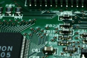 Pourquoi les Cartes de Circuits Imprimés Sont Vertes ? Histoire & Avantages