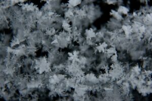 Pourquoi la neige est-elle blanche ? L'explication scientifique simple