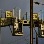 Signalisation Ferroviaire : Comment les Trains Évitent les Collisions (Systèmes « Fail-Safe »)