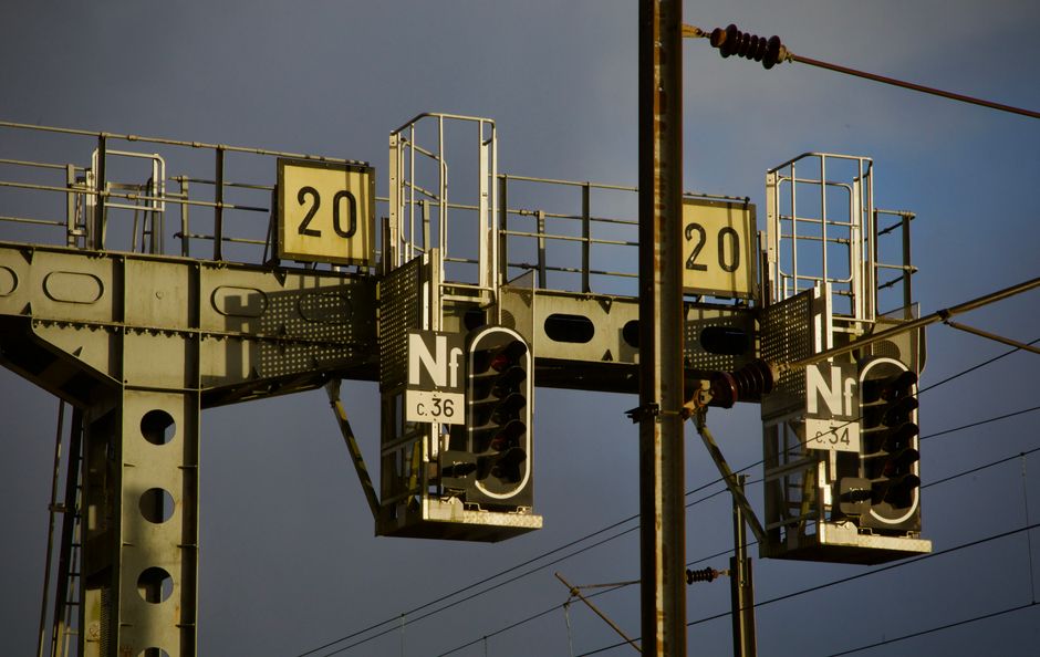 Signalisation Ferroviaire : Comment les Trains Évitent les Collisions (Systèmes "Fail-Safe")