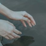 Pourquoi vos doigts se rident-ils dans l’eau ? La science derrière les plis