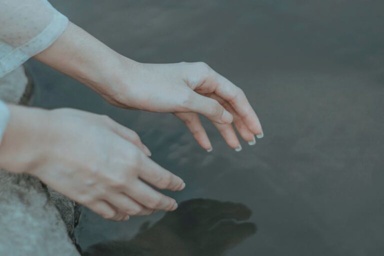 Pourquoi vos doigts se rident-ils dans l’eau ? La science derrière les plis