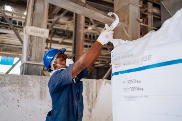 Comment le Bicarbonate de Soude est Fabriqué : De la Mine à Votre Cuisine