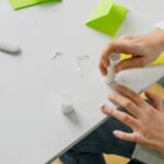 Comment la Colle Fonctionne ? Pourquoi Elle Ne Sèche Pas dans Son Tube