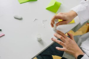 Comment la Colle Fonctionne ? Pourquoi Elle Ne Sèche Pas dans Son Tube