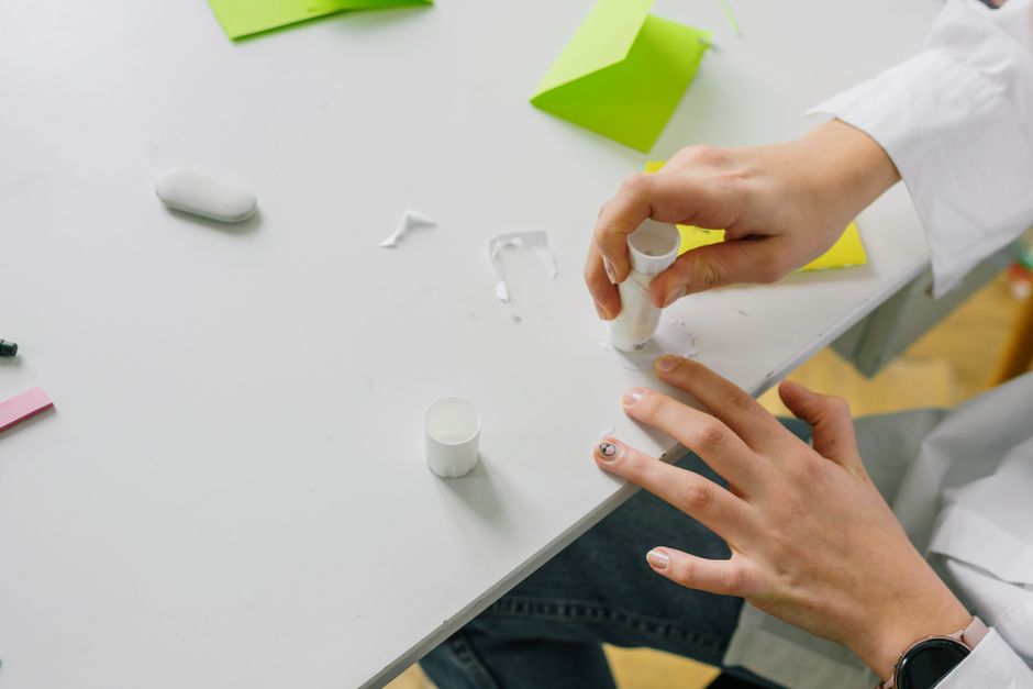 Comment la Colle Fonctionne ? Pourquoi Elle Ne Sèche Pas dans Son Tube