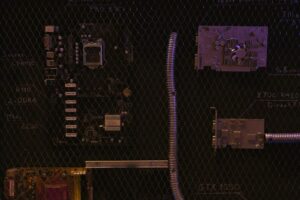 Comprendre l'Électricité: Des Électrons aux Réseaux, les Clés de son Fonctionnement