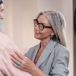L’Effet de Halo : Comprendre ce Biais Psychologique et l’éviter