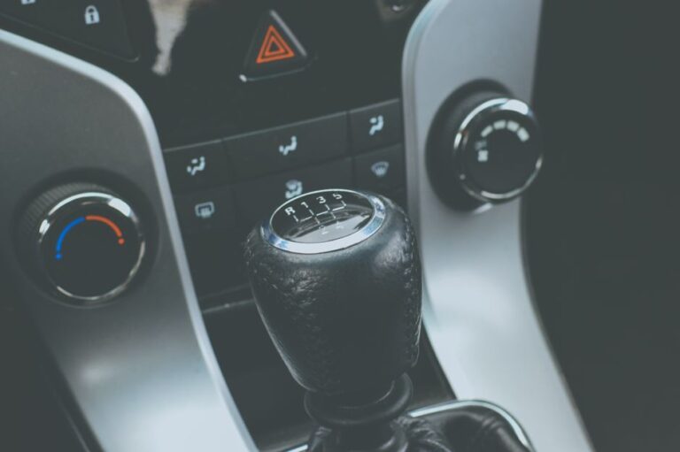 Comprendre le Fonctionnement de la Transmission Automobile : Leviers, Engrenages et Boîte de Vitesses