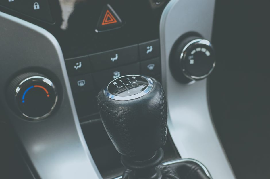 Comprendre le Fonctionnement de la Transmission Automobile : Leviers, Engrenages et Boîte de Vitesses