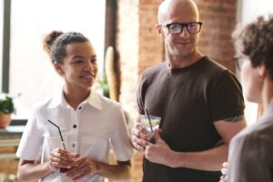 Maîtriser le Small Talk : Guide Complet pour des Conversations Faciles